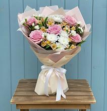 Букет цветов из:  Гвоздики, Орхидеи и Розы в Закаменске
