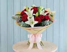 Букет цветов из:  Лилии и Розы в Закаменске