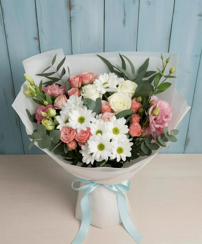 Букет цветов из: Розы, Лизиантусы и Хризантемы в Закаменске