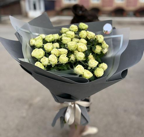 Букет Белые кустовые розы Солинеро в Закаменске