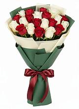 Букет Микс из красных и белых роз в Закаменске