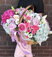 Композиция солнечный день в Закаменске Цветочная композиция из Розы, Хризантемы, Пионы и Лизиантусы в корзине в Закаменске