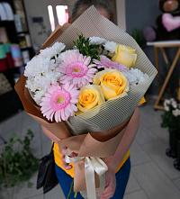 Букет цветов из:  Герберы, Розы и Хризантемы в Закаменске