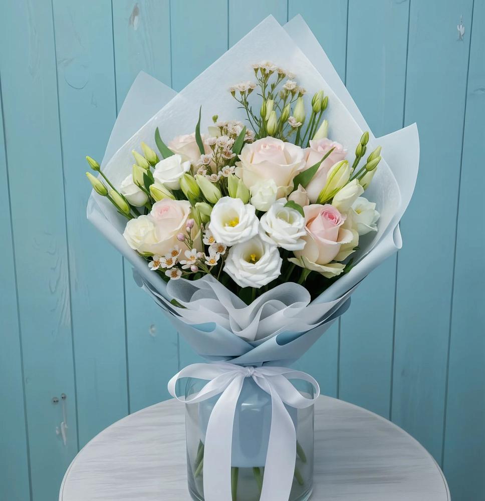 Букет цветов из: Розы и Лизиантусы в Закаменске