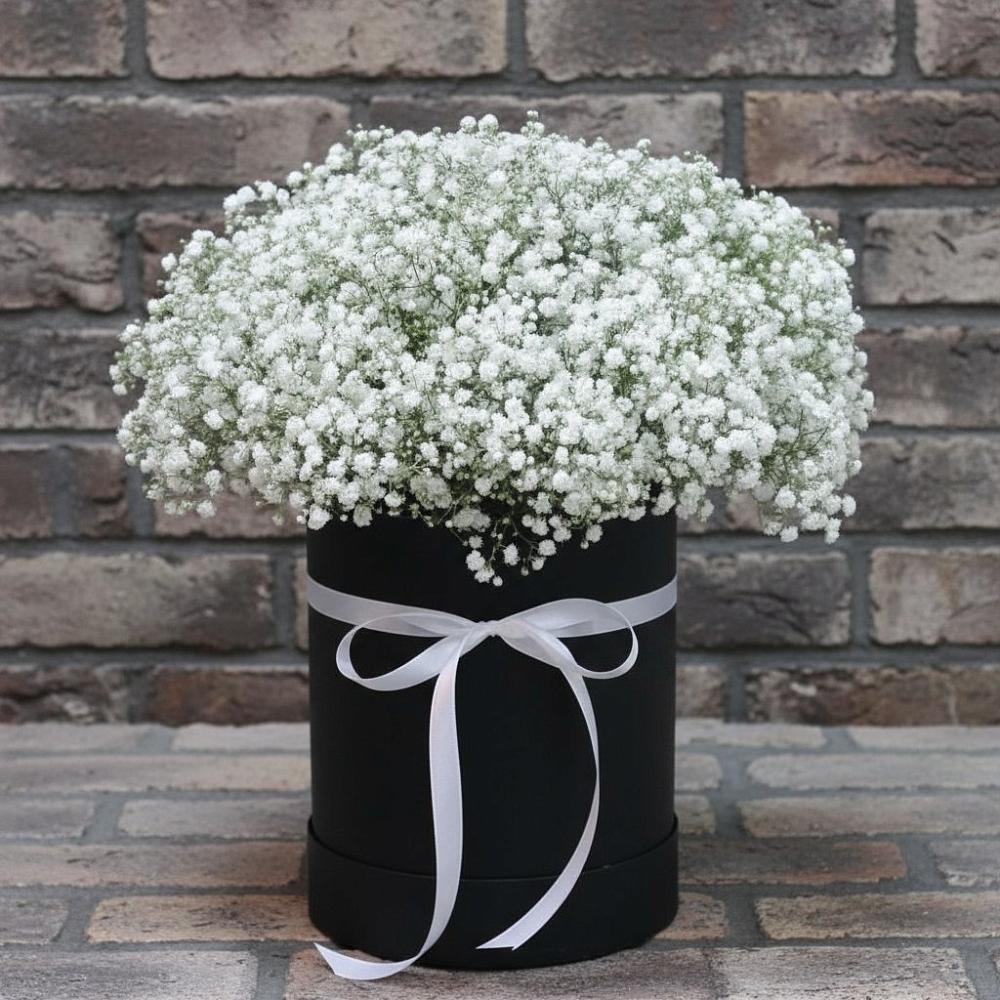 Цветочная композиция из Гипсофила в шляпной коробке в Закаменске