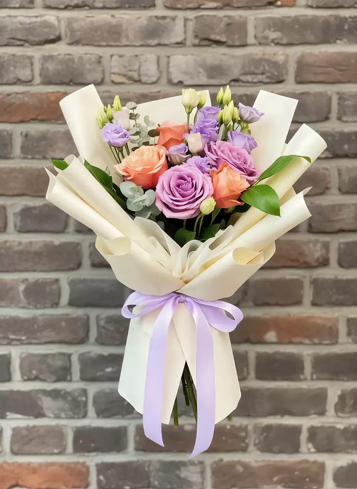 Букет цветов из: Лизиантусы и Розы в Закаменске