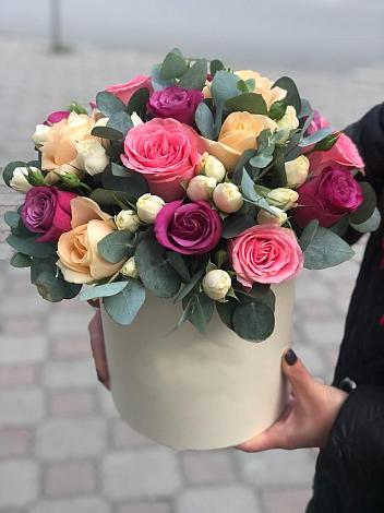 Цветочная композиция из Розы в шляпной коробке в Закаменске