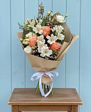 Букет цветов из:  Альстромерии, Лизиантусы, Розы и Хризантемы в Закаменске