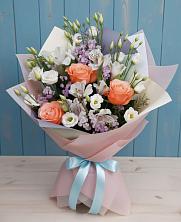 Букет цветов из:  Лизиантусы, Розы, Альстромерии и Гипсофила в Закаменске