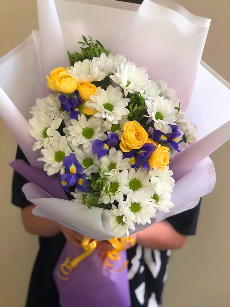 Букет цветов из: Ирисы, Хризантемы и Розы в Закаменске