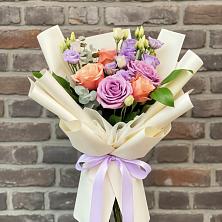 Букет цветов из:  Лизиантусы и Розы в Закаменске