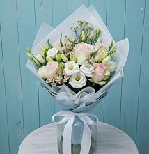 Букет цветов из:  Розы и Лизиантусы в Закаменске