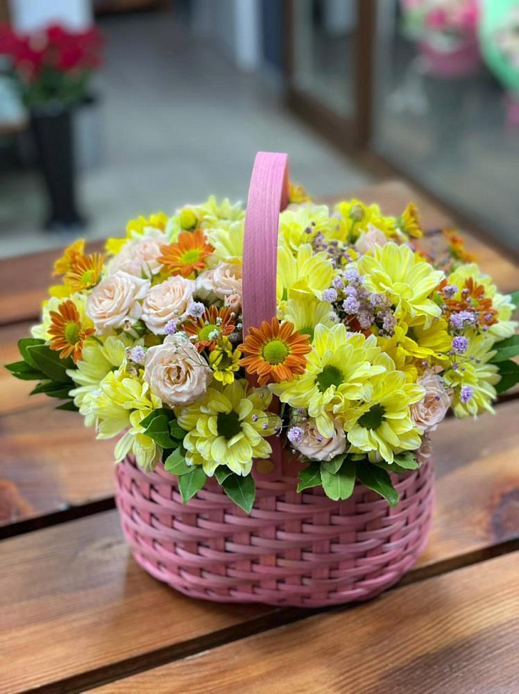 Цветочная композиция из Хризантемы и Розы в корзине в Закаменске