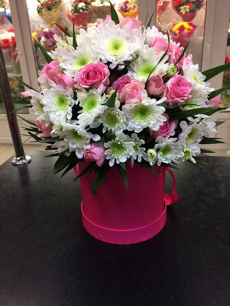 Цветочная композиция из Розы и Хризантемы в шляпной коробке в Закаменске