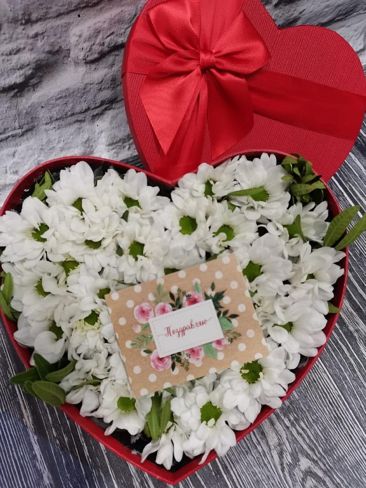 Цветочная композиция из Хризантемы в виде сердца в Закаменске