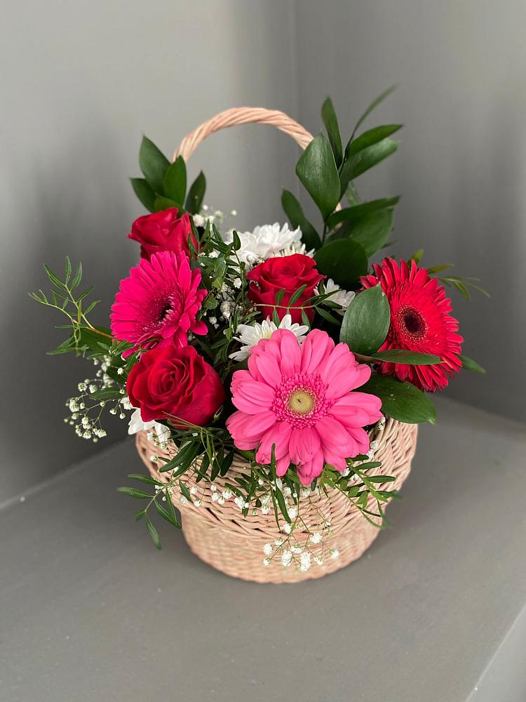 Цветочная композиция из Розы, Хризантемы и Герберы в корзине в Закаменске
