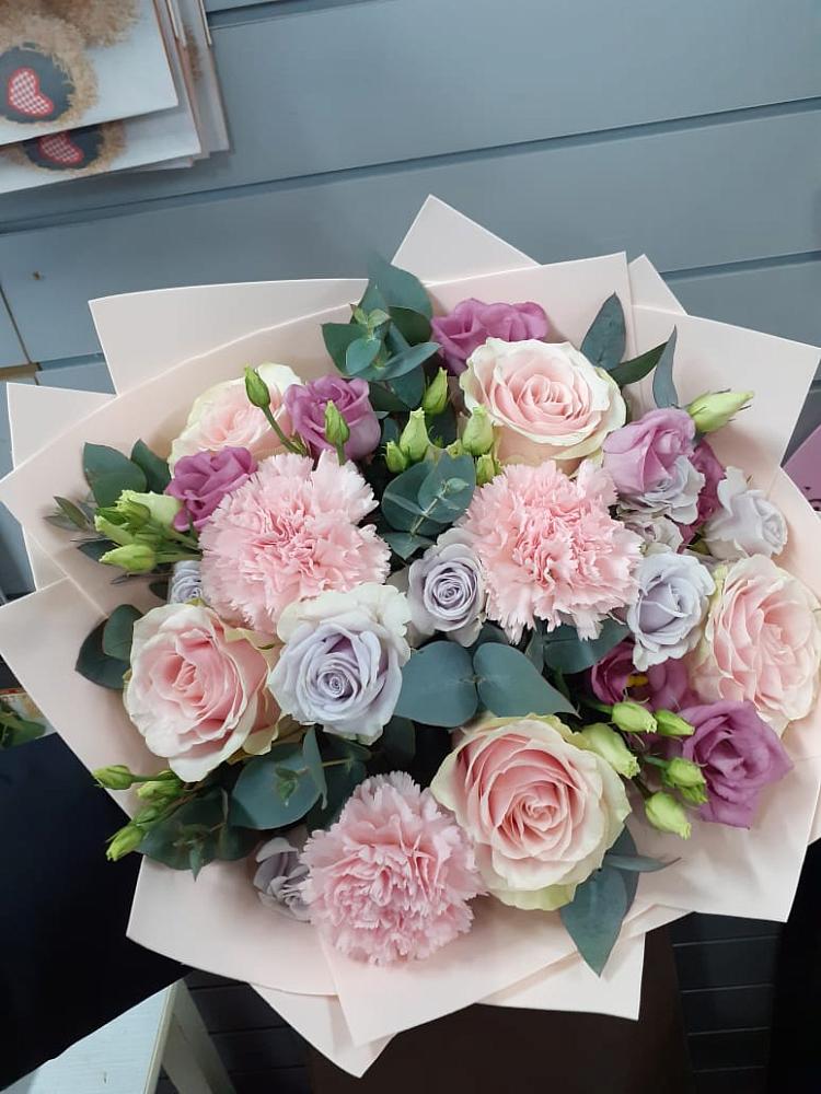 Букет цветов из: Розы, Гвоздики и Лизиантусы в Закаменске