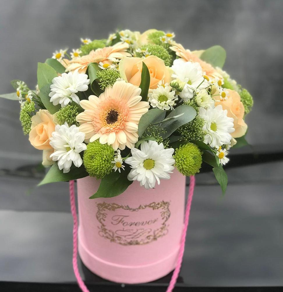 Цветочная композиция из Розы, Герберы и Хризантемы в шляпной коробке в Закаменске