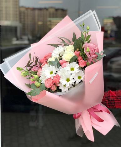 Букет цветов из: Розы, Лизиантусы и Хризантемы в Закаменске