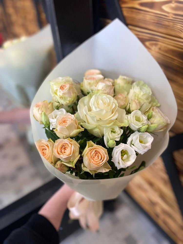 Букет цветов из: Розы и Лизиантусы в Закаменске